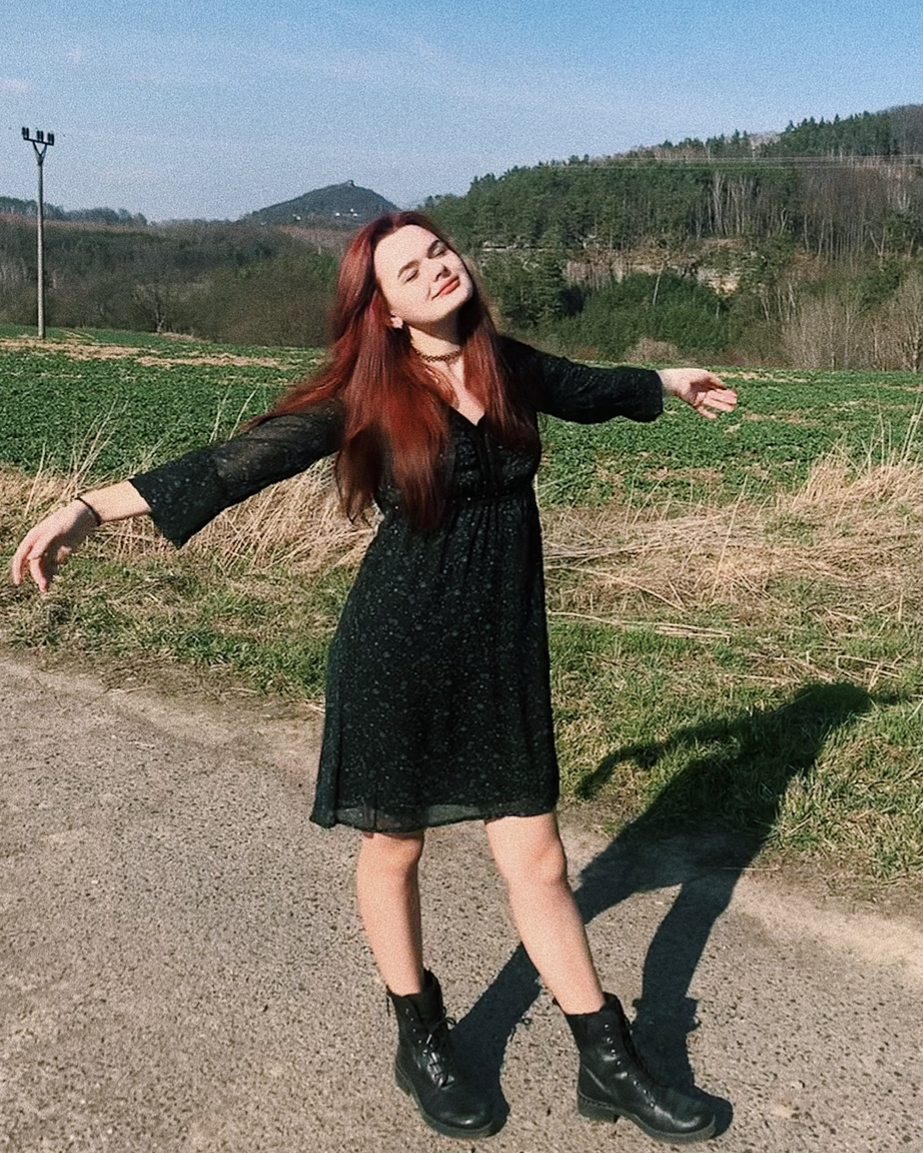 PHOTO of me, invitating smile.